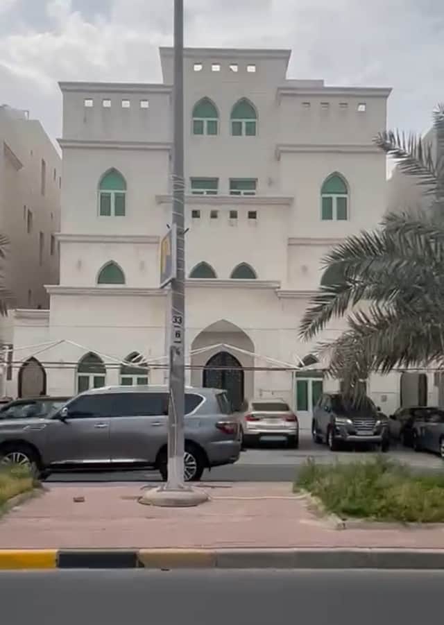 للبيع فيلا بالسلام مقابل الخدمات والمسجد