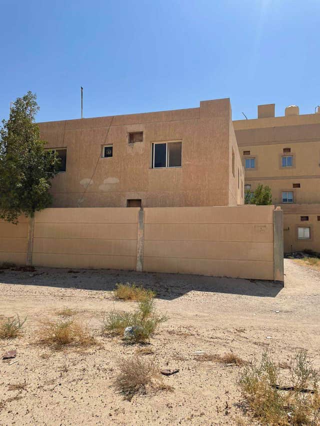 بيت قديم للبيع في منطقة الوفرة السكنية