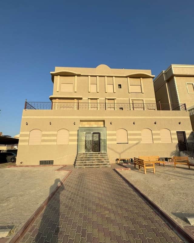 للبيع فيلا فى صباح الاحمد ثلاث شوارع