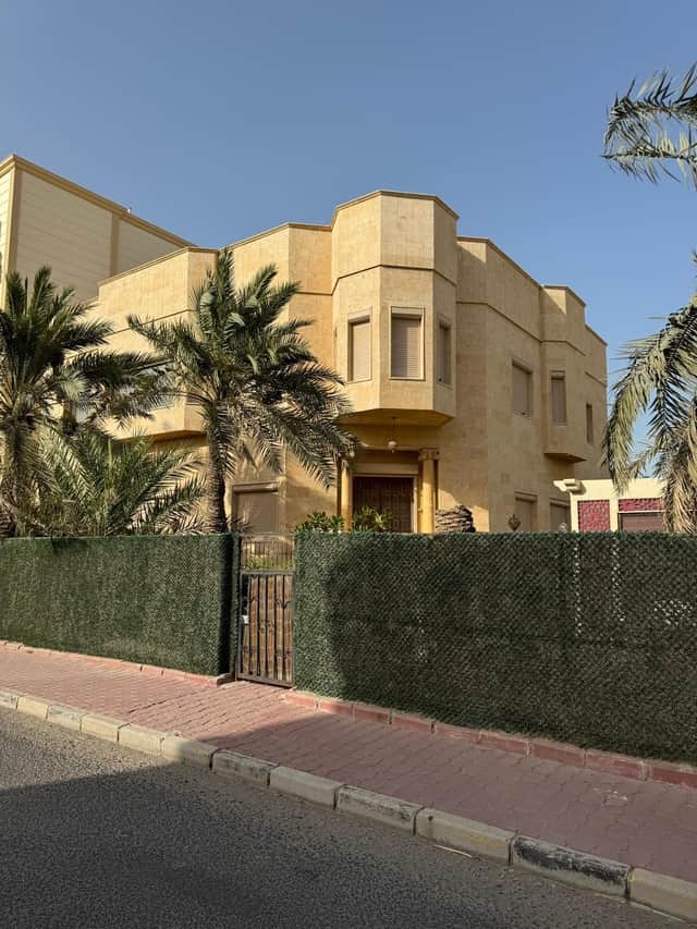 قسيمه ثلاث شوارع للبيع فى العدان
