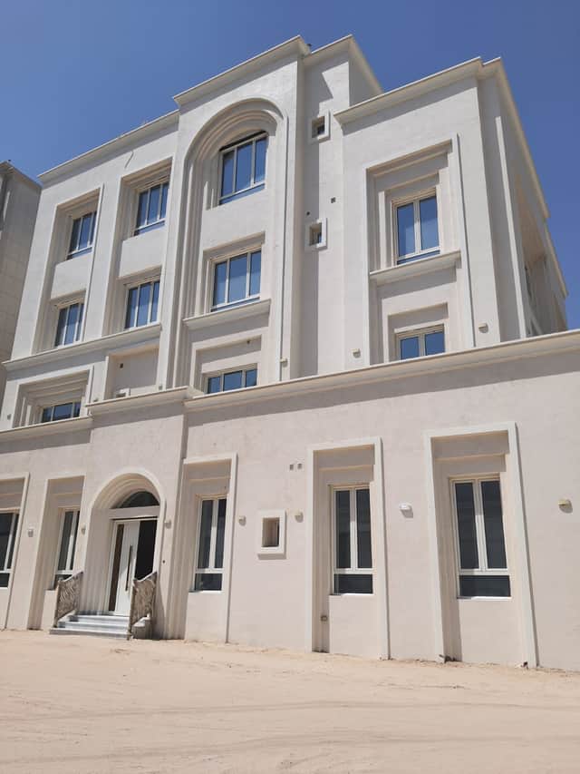 للبيع فيلا فى جنوب عبدالله المبارك زاوية شارعين