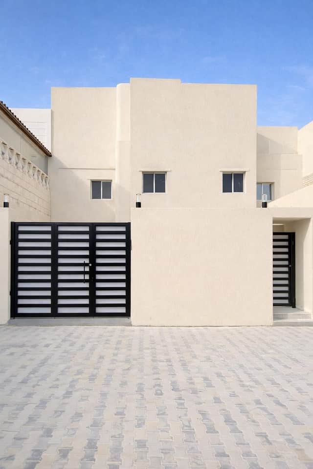 للبيع بيت فى منطقة الظهر تسلم فوري