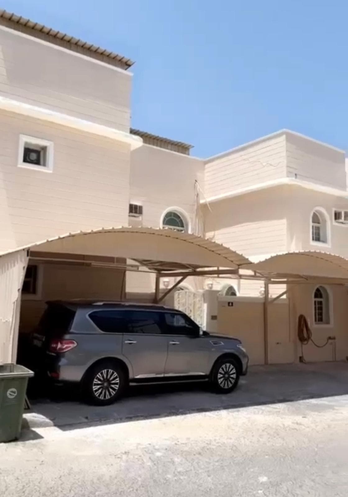 بيت للبيع في الظهر شارع واحد