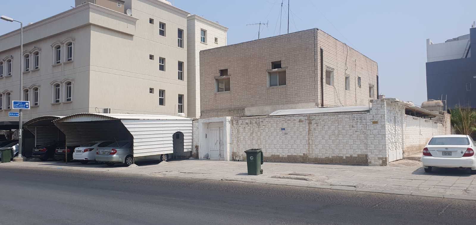 بيت هدام للبيع في منطقة الروضة