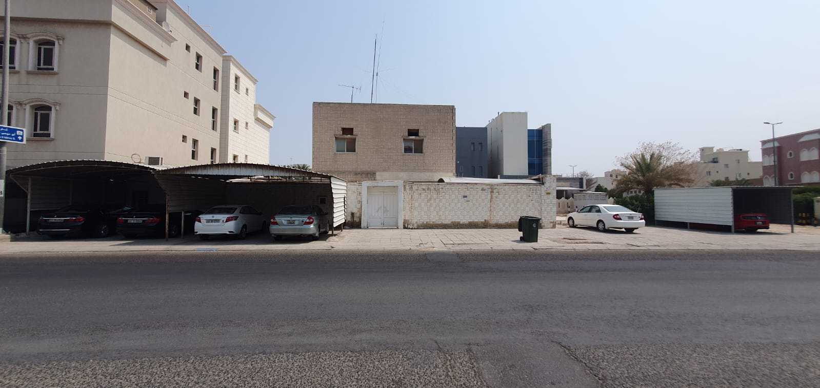 بيت هدام للبيع في منطقة الروضة