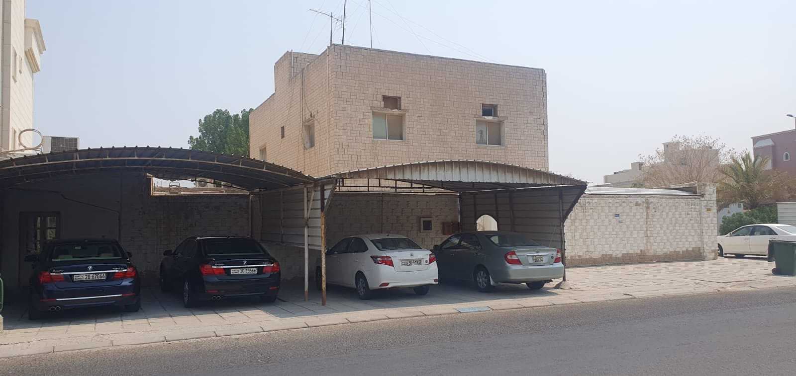 بيت هدام للبيع في منطقة الروضة