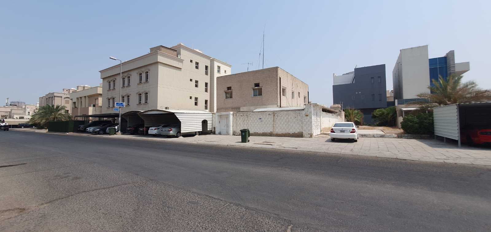 بيت هدام للبيع في منطقة الروضة