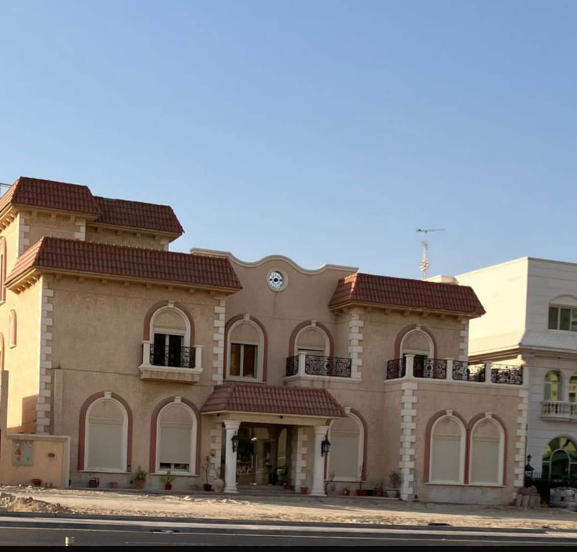 للبيع بيت فى القادسية قطعة 8
