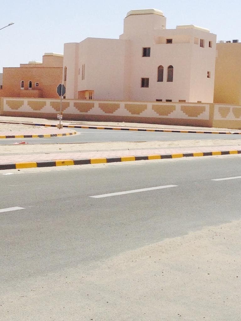 للبيع بيت فى صباح الاحمد السكنيه ثلاث شوارع