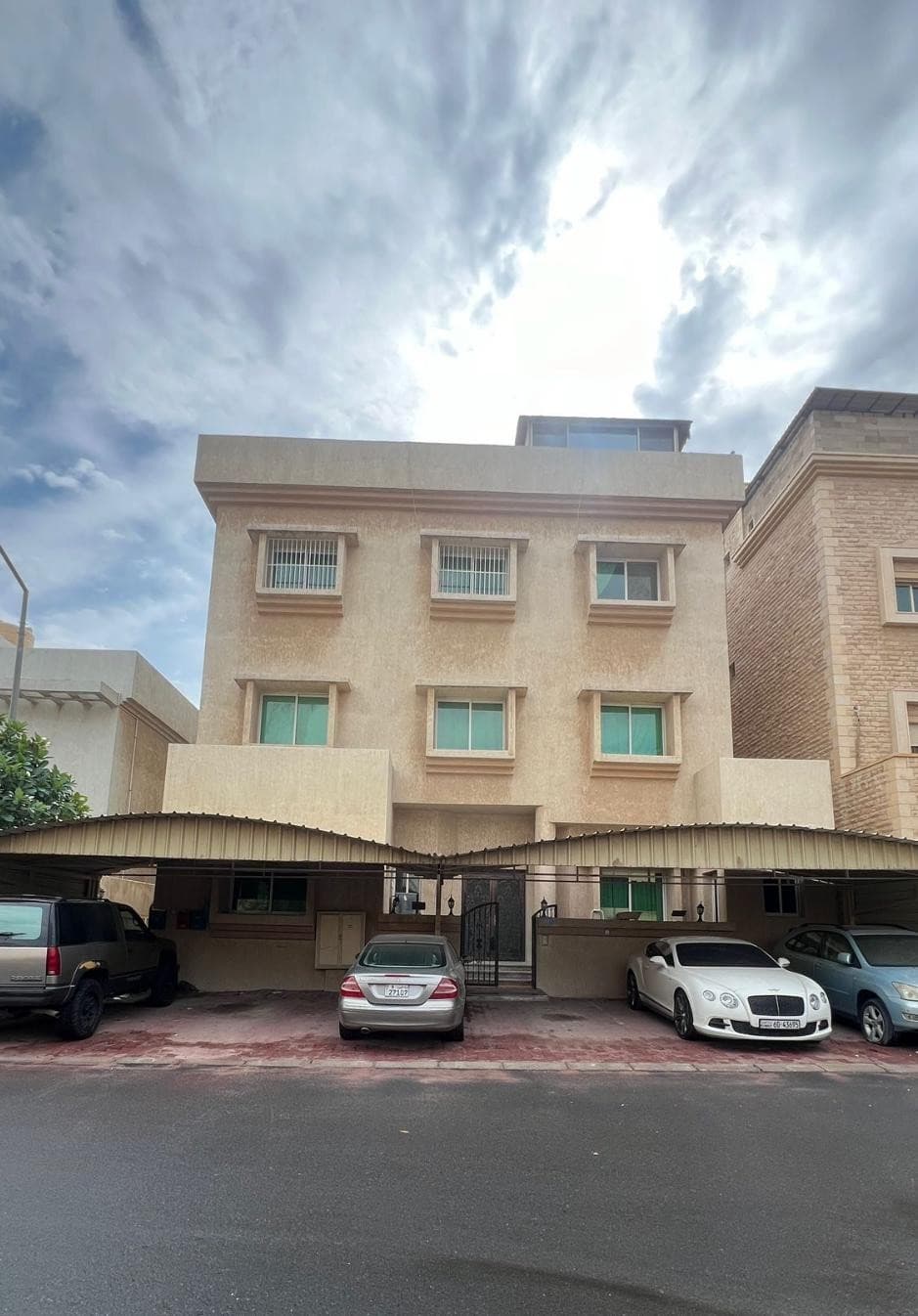للبيع فيلا فى ضاحية الشهداء بطن وظهر