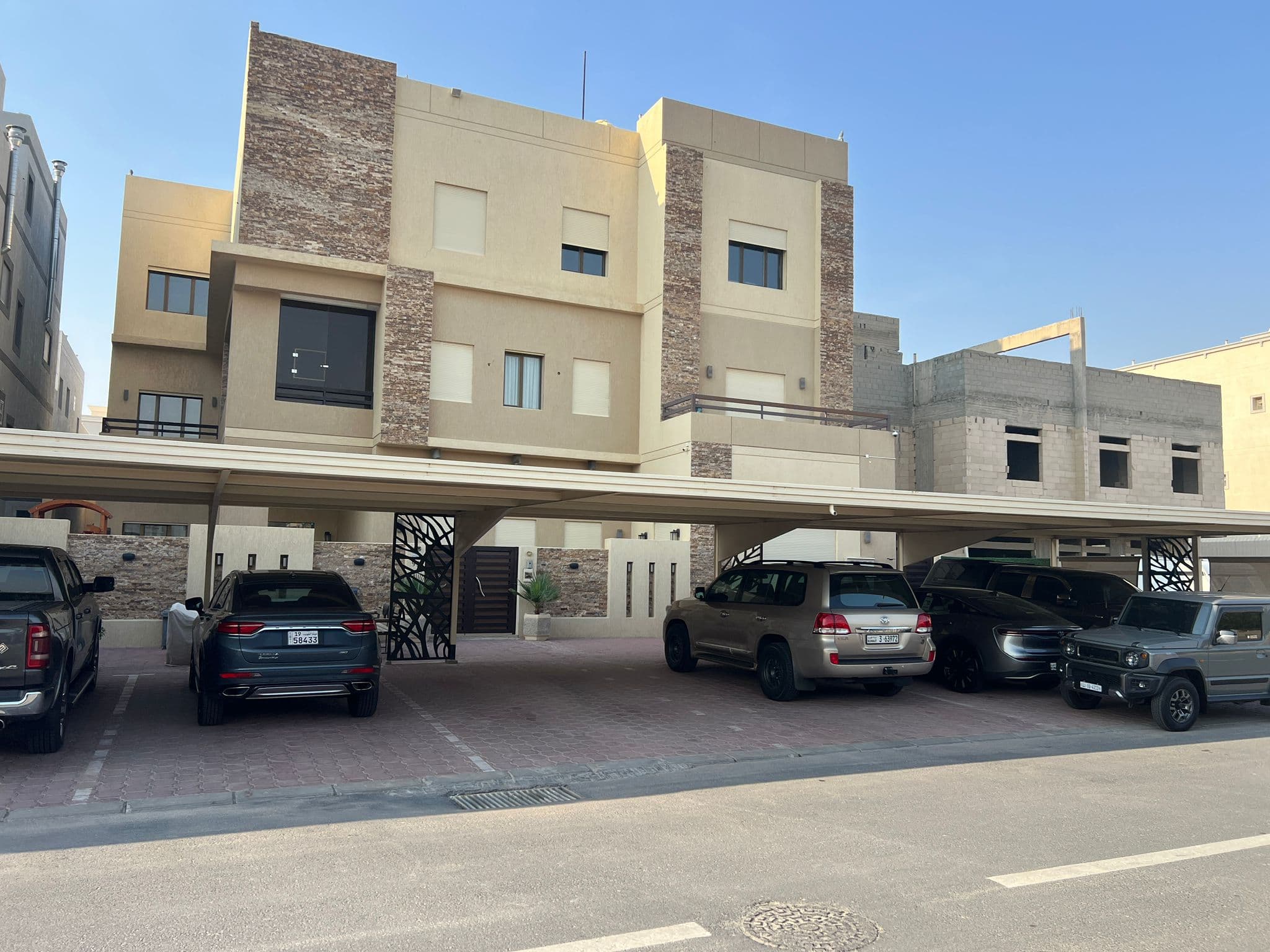 بيت مميز للبيع فى صباح الاحمد السكنية