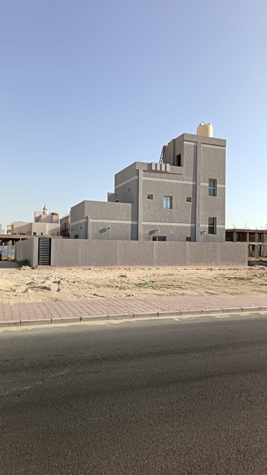 للايجار فيلا بالوفرة السكنية شارع رئيسى