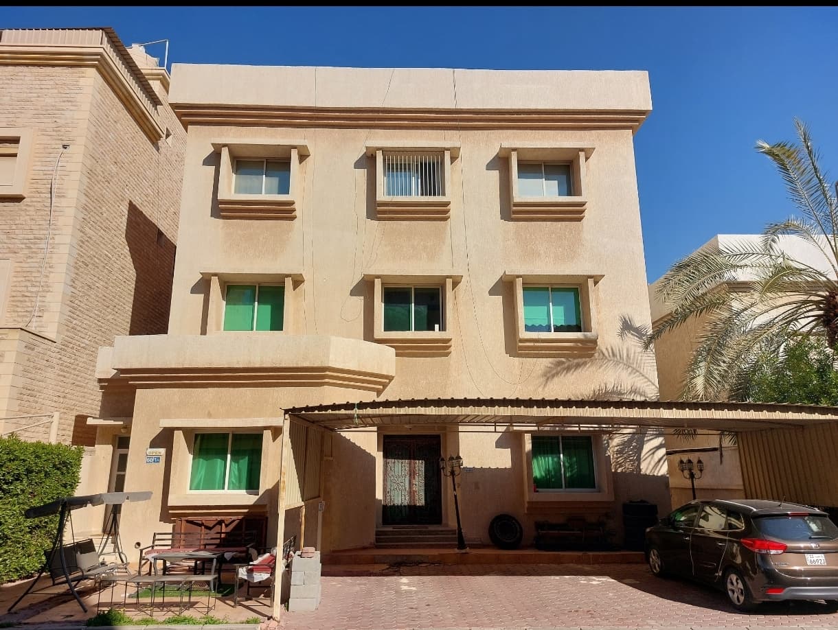 للبيع فيلا فى الشهداء بطن وظهر