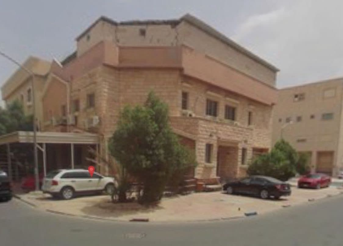 للبيع بيت فى سعد العبدالله ثلاث شوارع