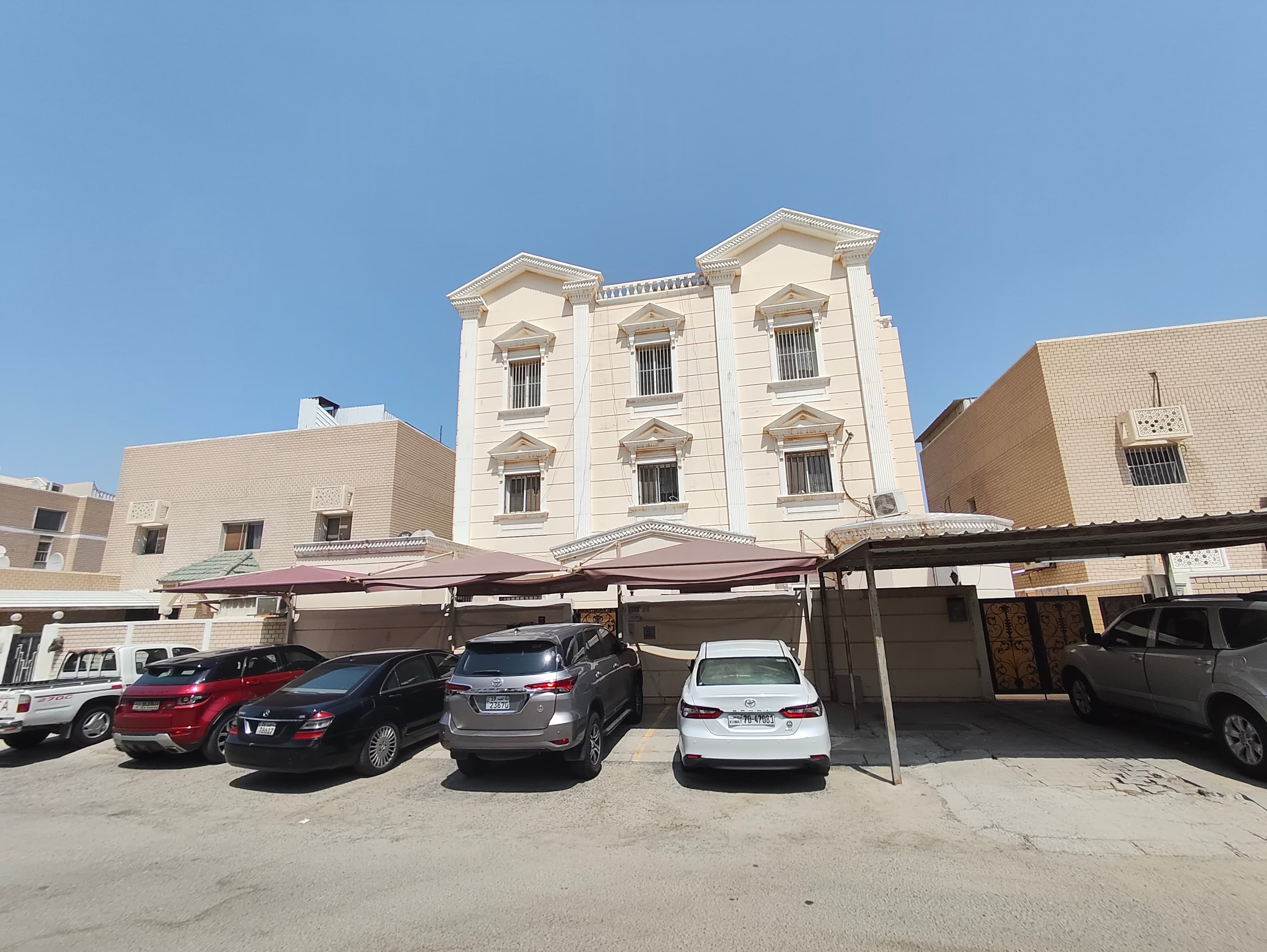 للبيع بيت في العدان بطن وظهر