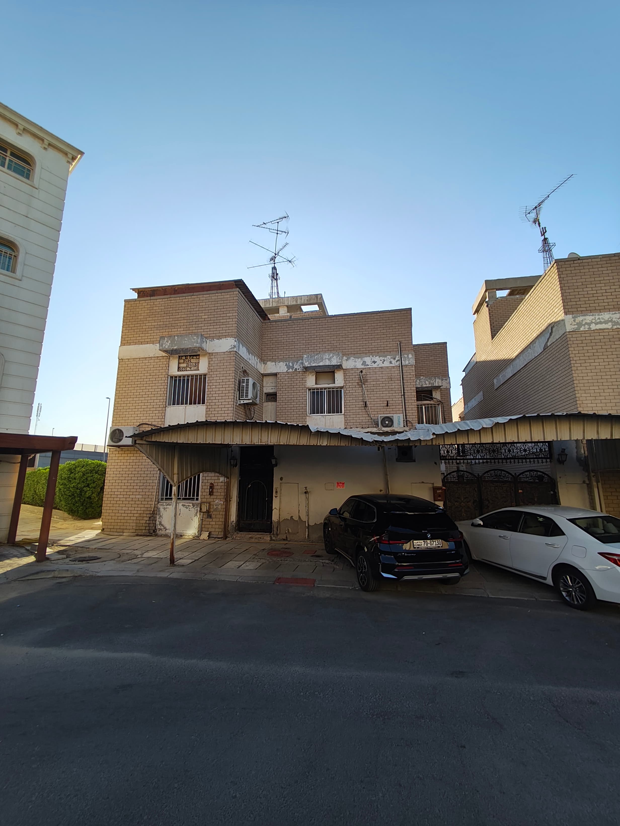 للبيع بيت حكومة فى صباح السالم قطعة 8