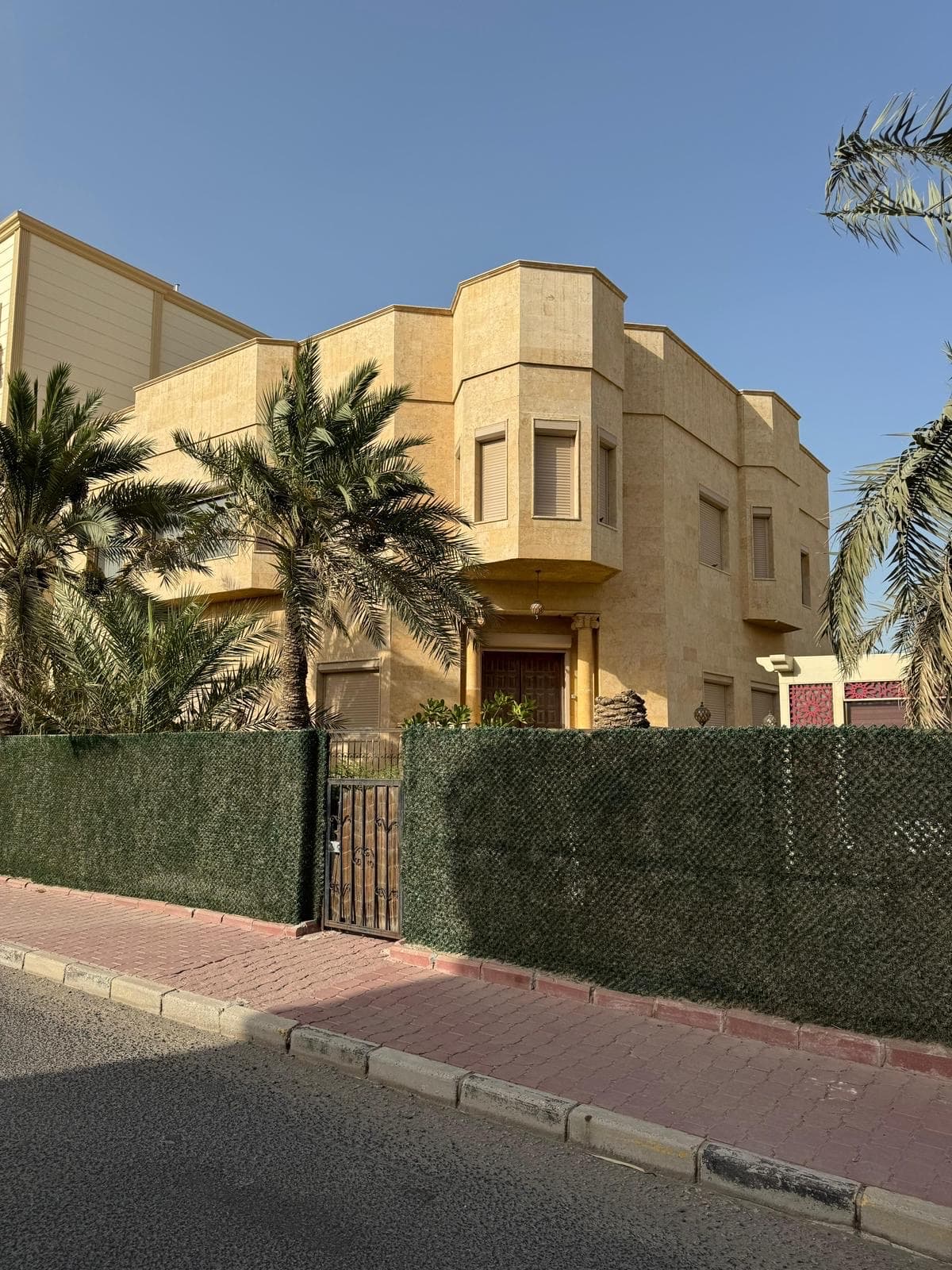 قسيمه ثلاث شوارع للبيع فى العدان