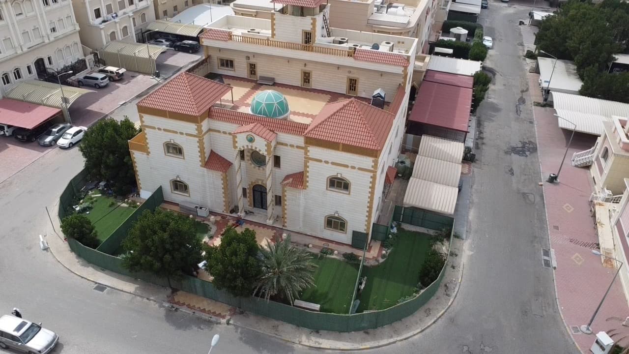 بيت للبيع فى اشبيليه مقابل الخدمات
