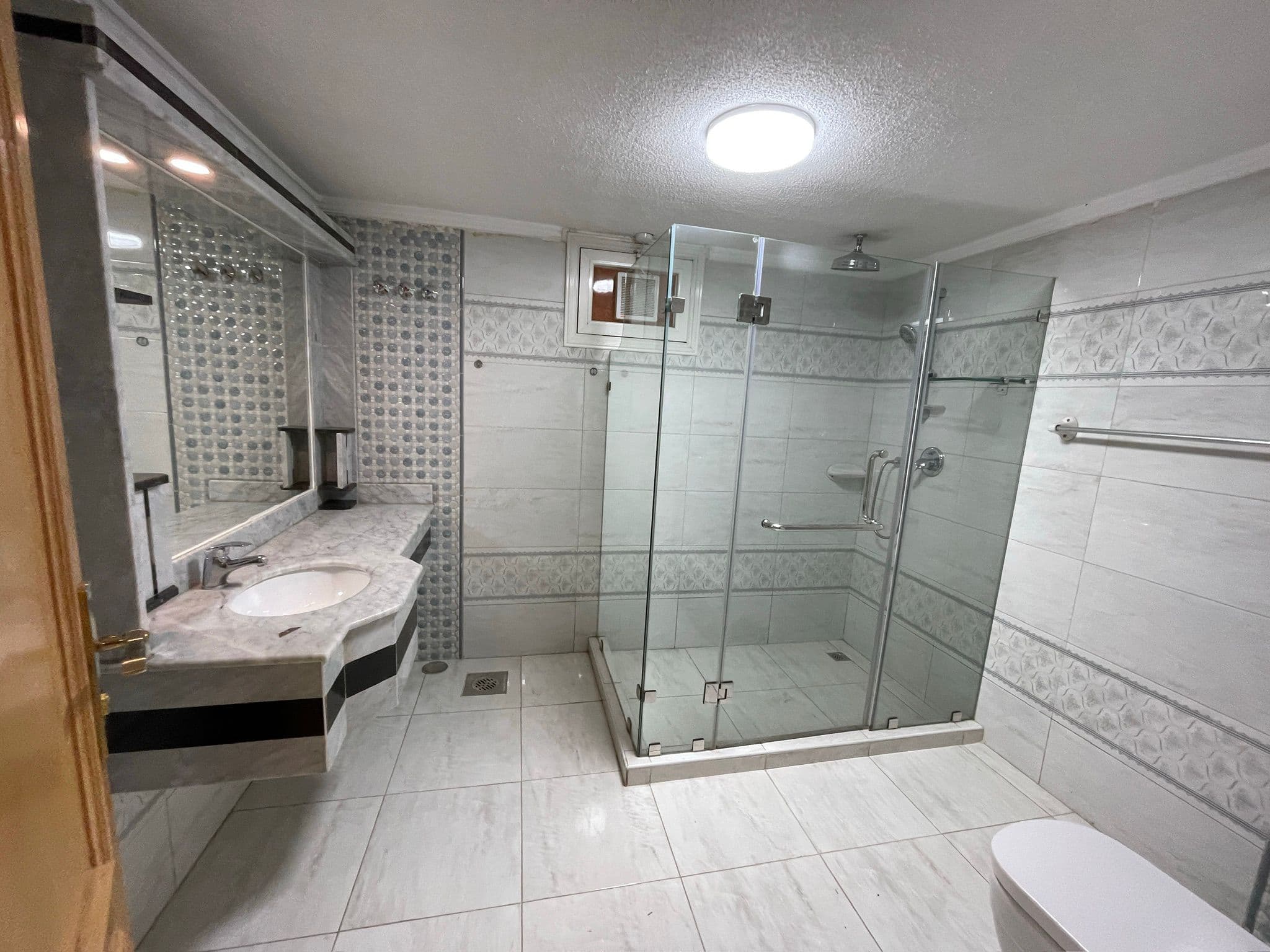 شقة للإيجار فى العديلية