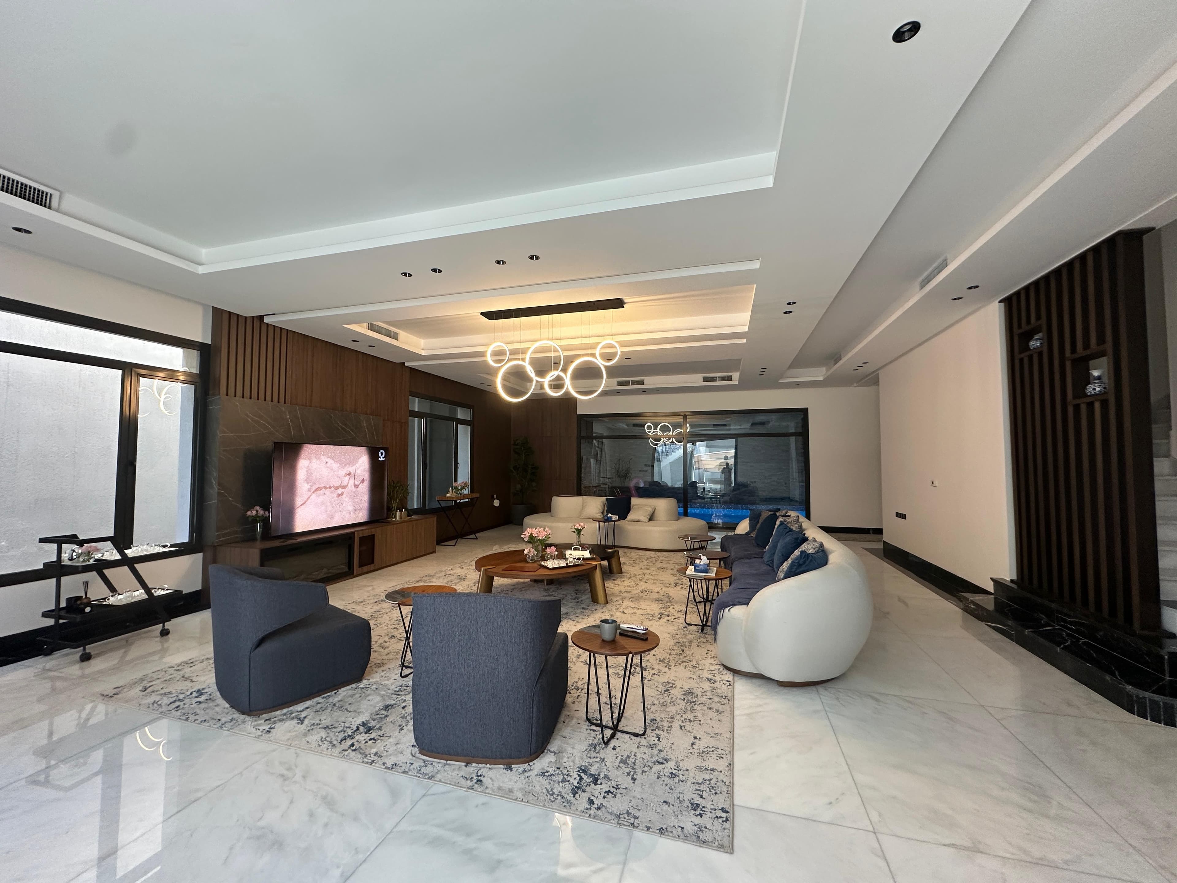 للبيع فيلا بغرب عبدالله المبارك ثلاث وأدوار وسرداب