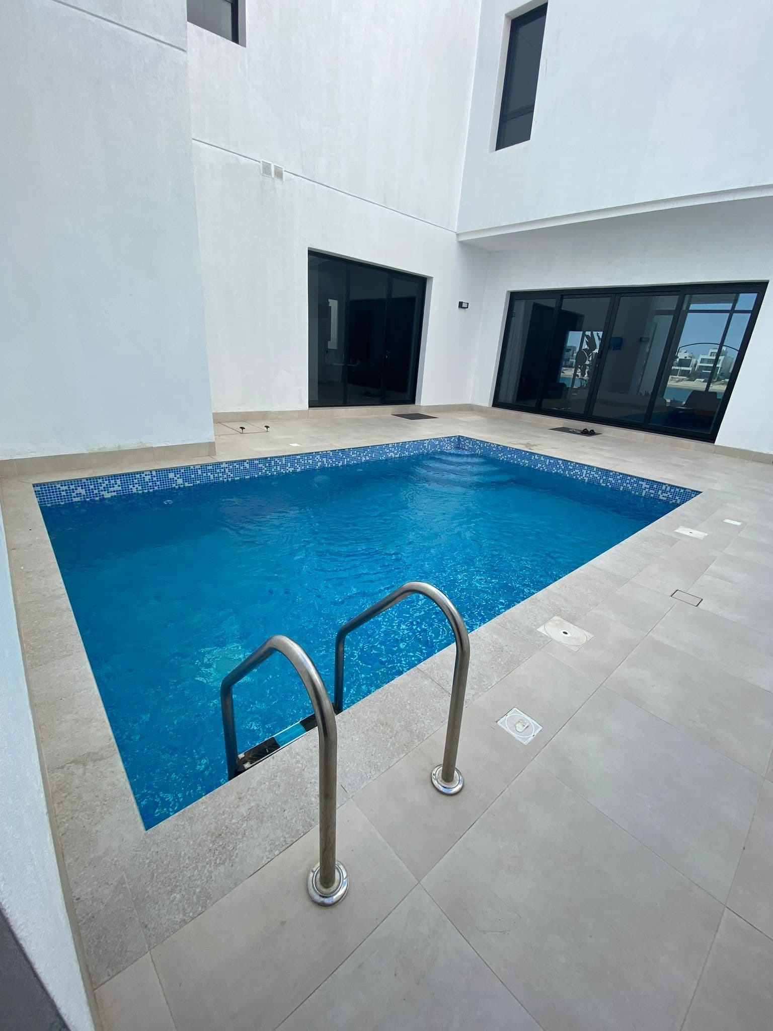 للبيع شاليه فى المرحله الرابعة فى صباح الاحمد البحرية