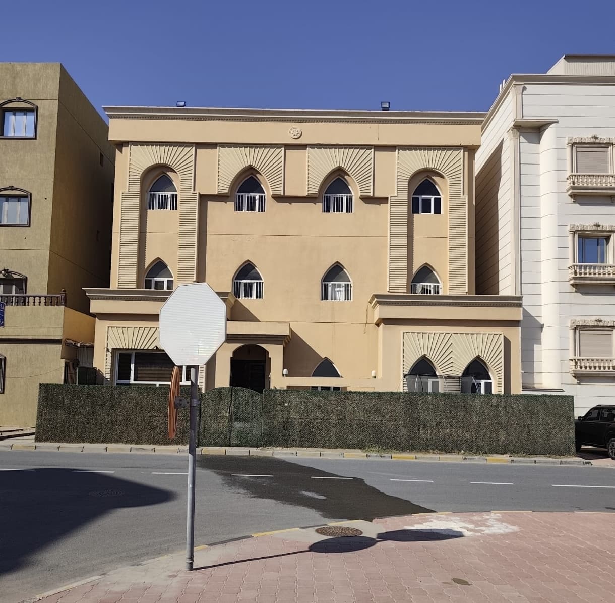 للبيع فيلا فى سعد العبدالله بطن وظهر