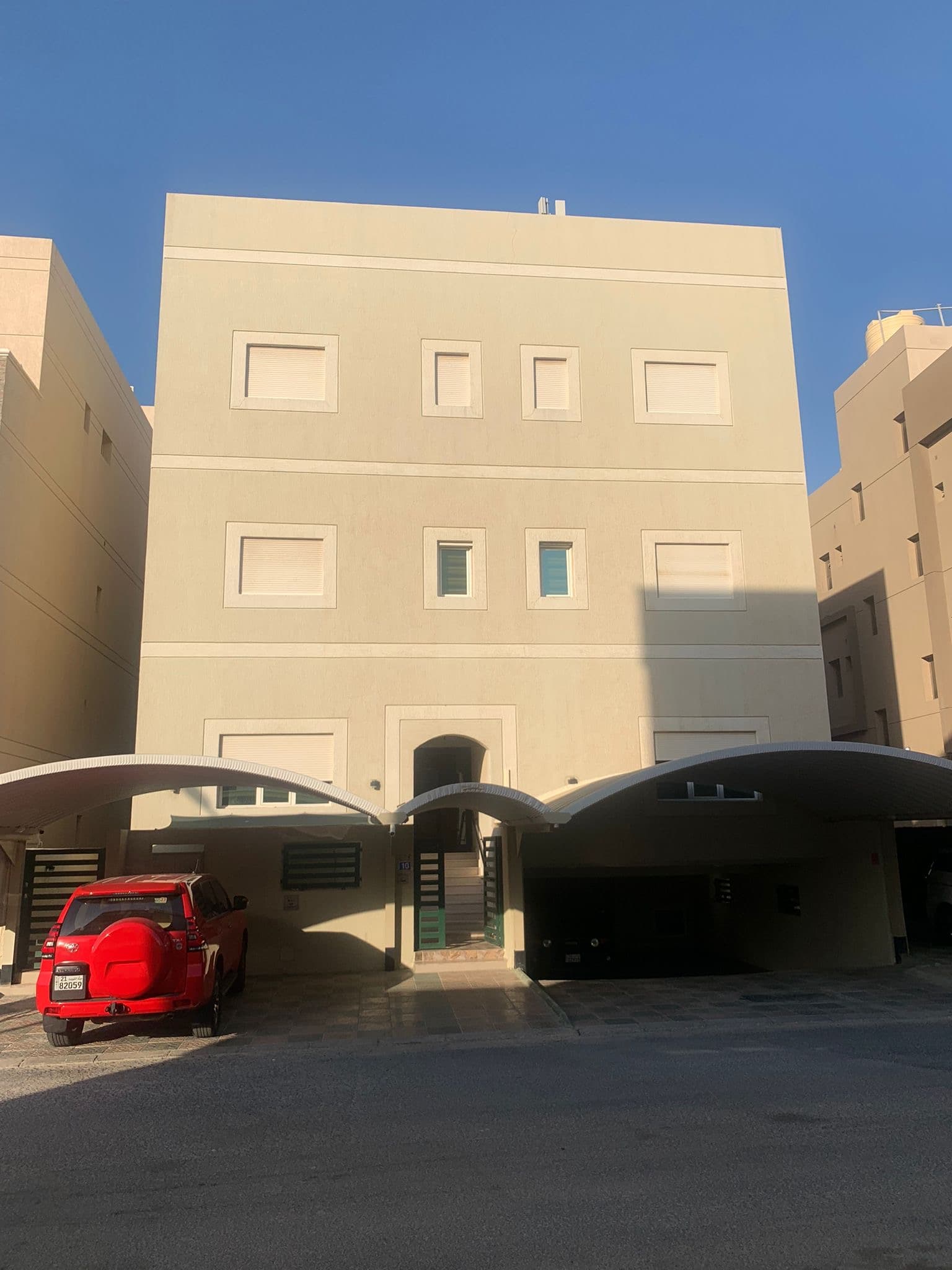 للبيع فيلا في أبوفطيره ثلاث أدوار وربع