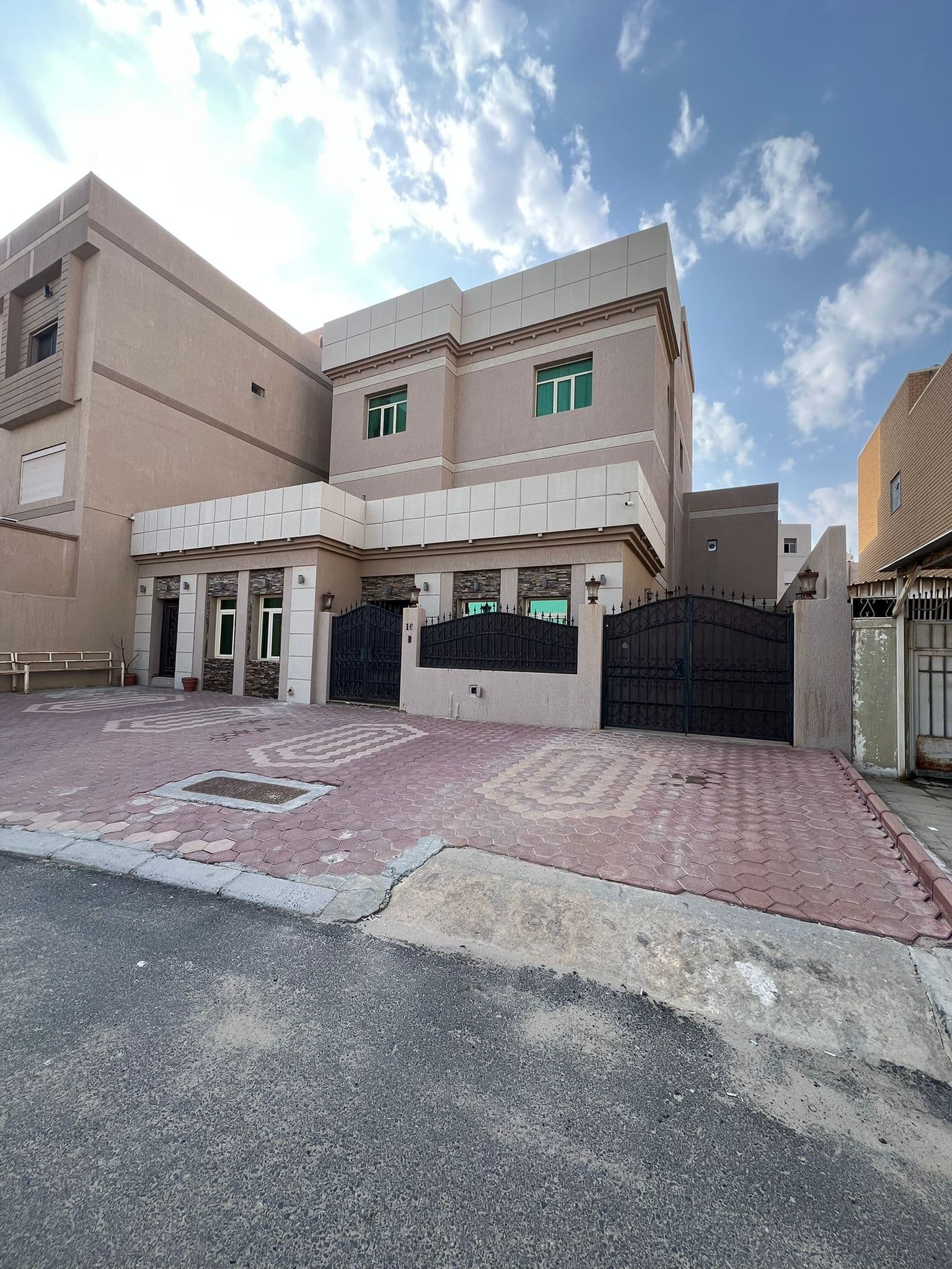 للبيع فيلا بطن و ظهر في القرين