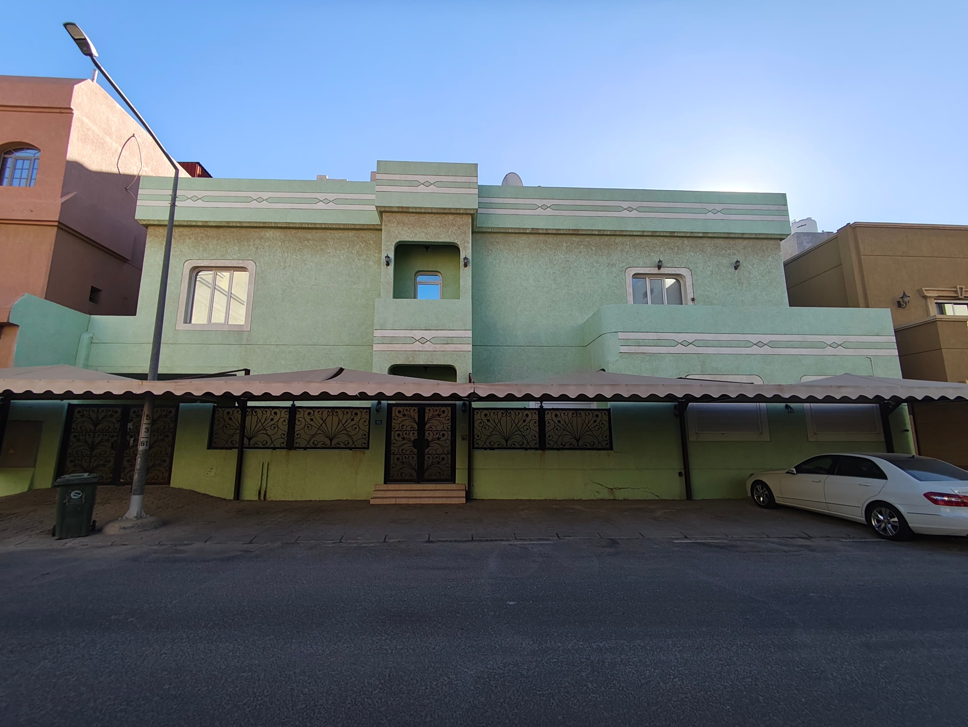 للبيع بيت فى منطقة الزهراء شارع واحد