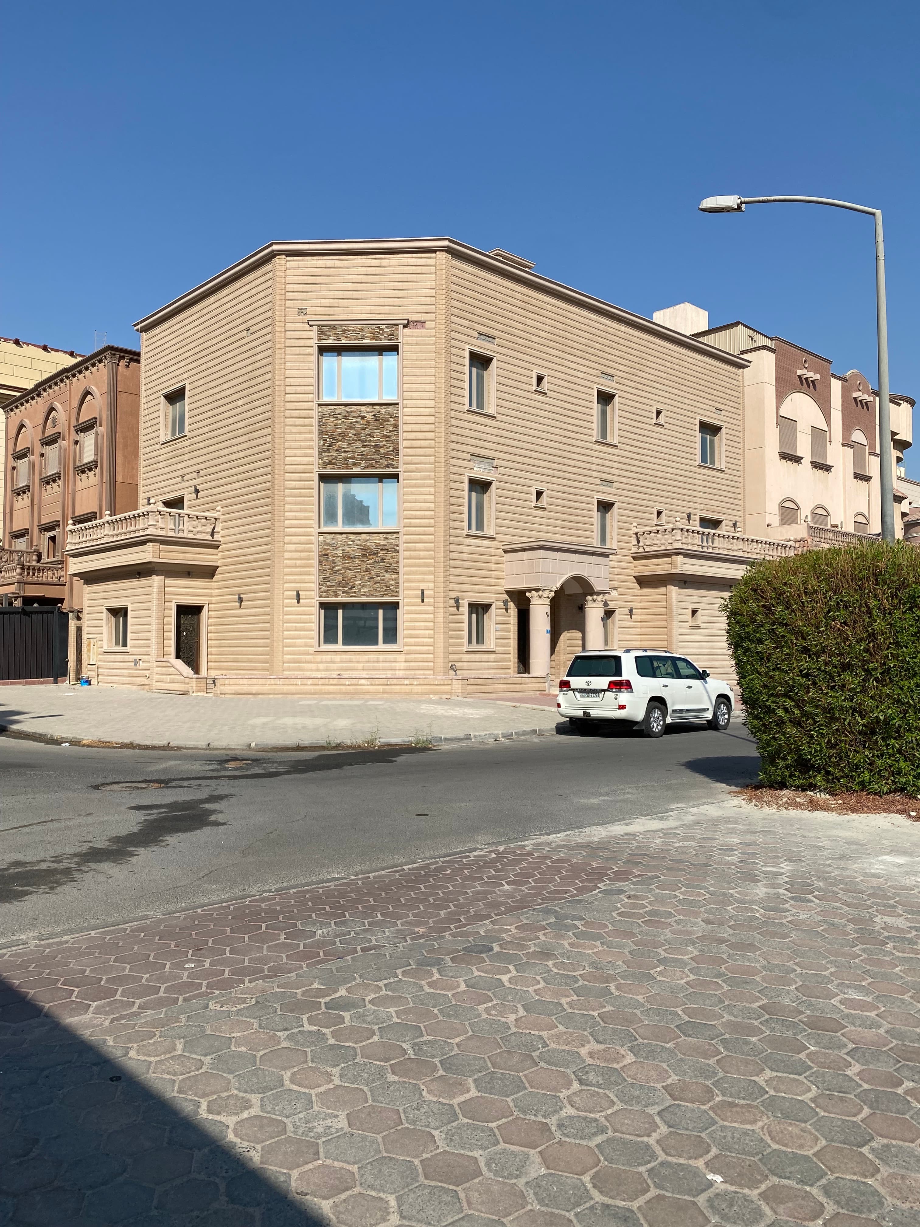 للبيع فيلا بالمنقف موقع مميز