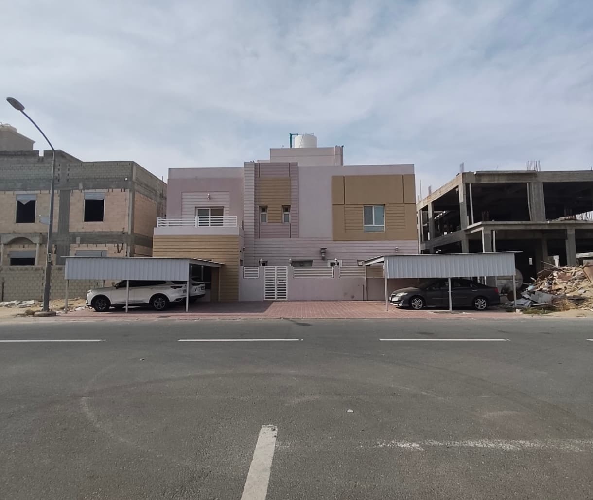 للبيع فيلا فى مدينة صباح الأحمد تقع على بطن وظهر