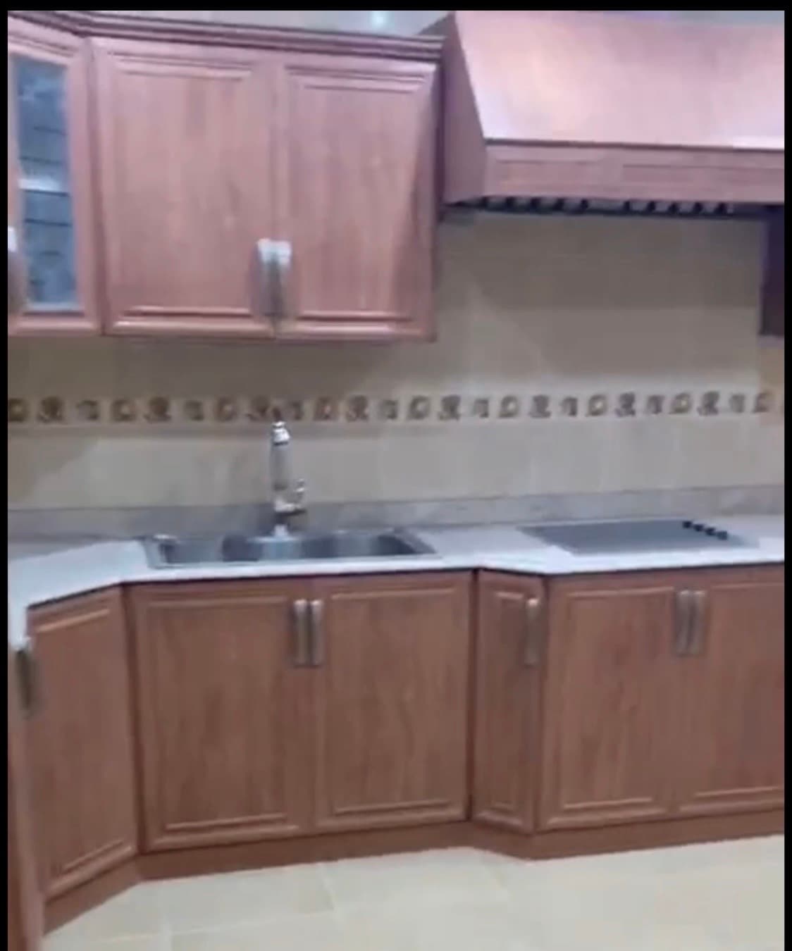 للإيجار شقة جديدة فى صباح السالم قطعة 13