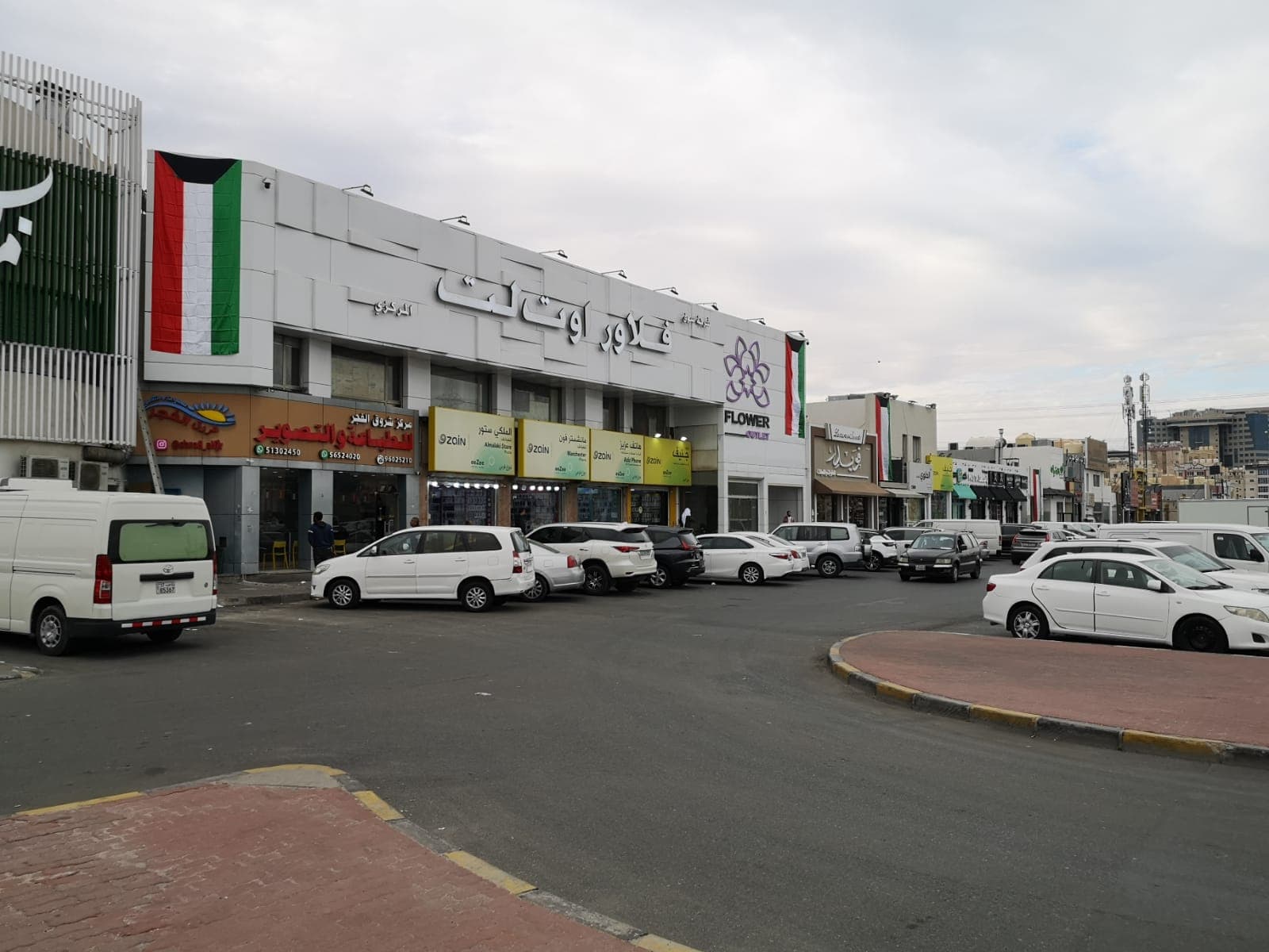 محلات للإيجار في مجمع تجاري