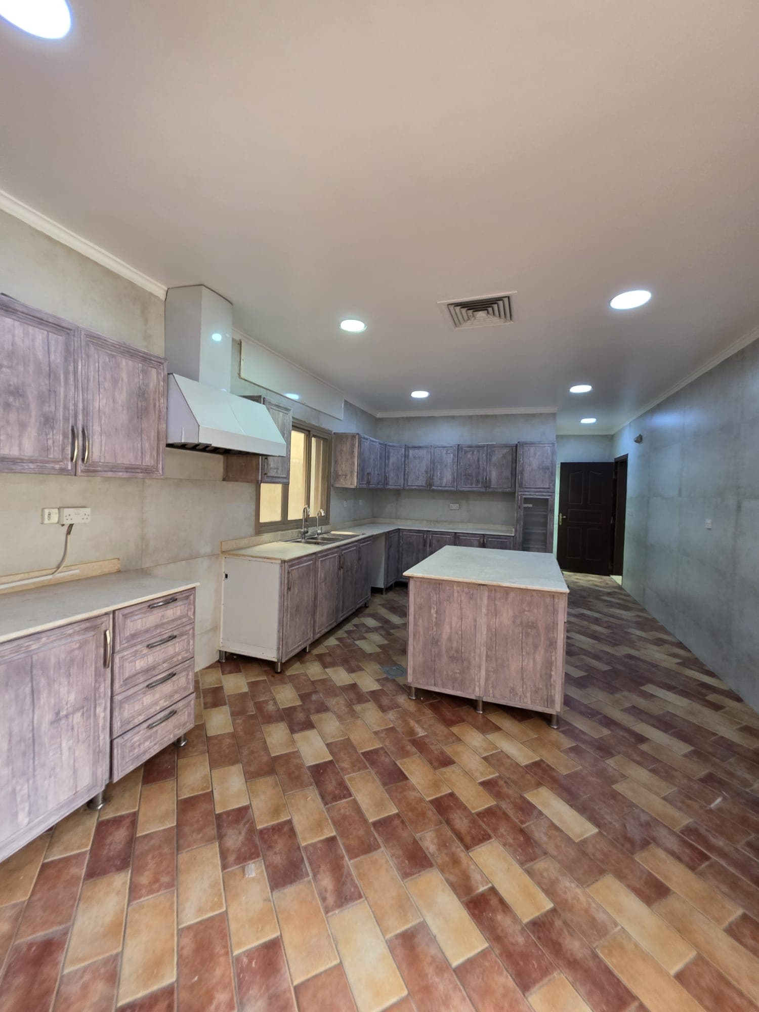 فيلا فاخرة للإيجار بالمنقف