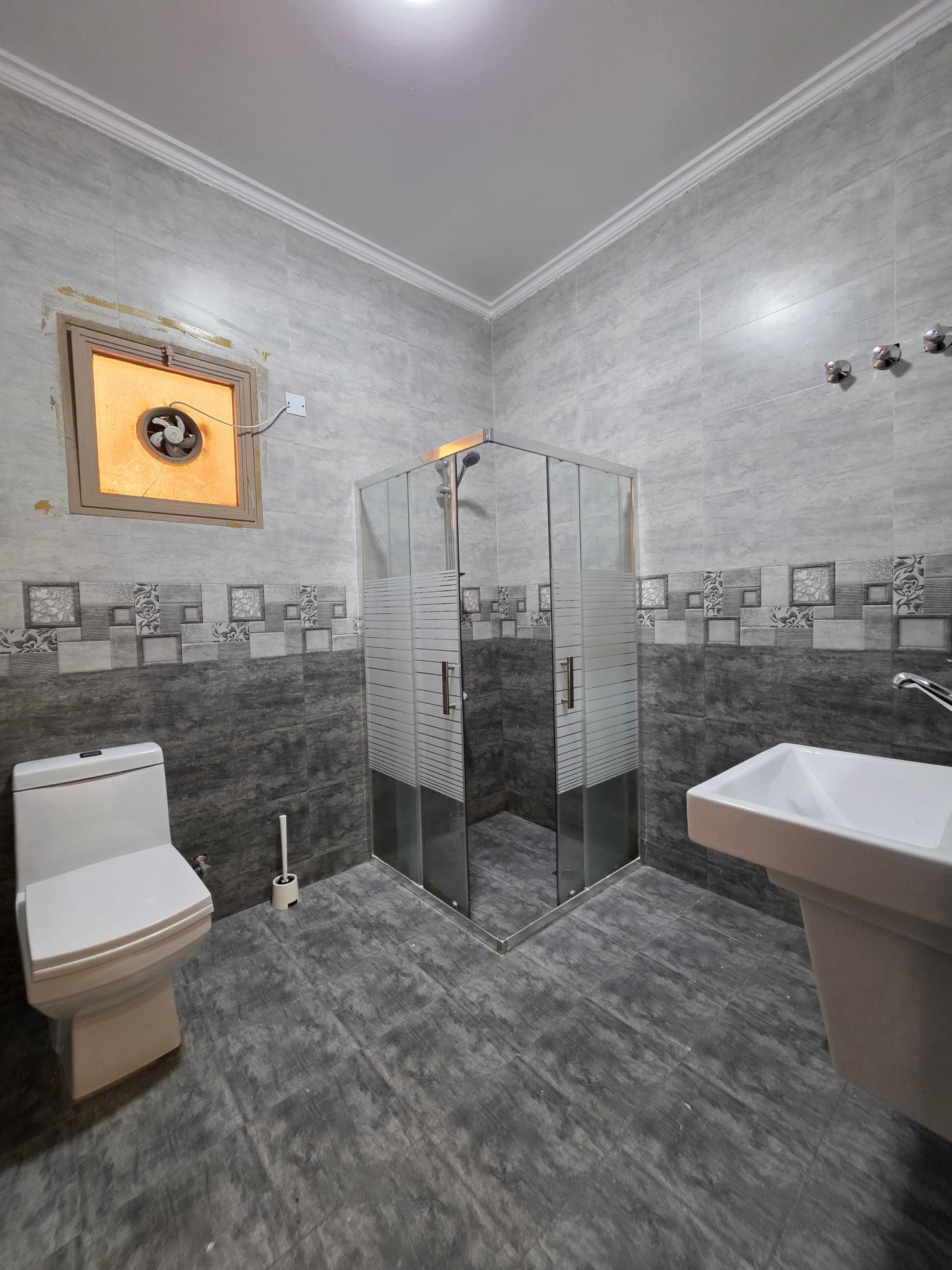 فيلا فاخرة للإيجار بالمنقف