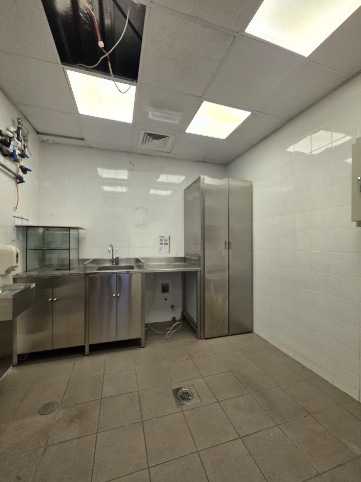 للايجار محل فى بنيد القار موقع مميز