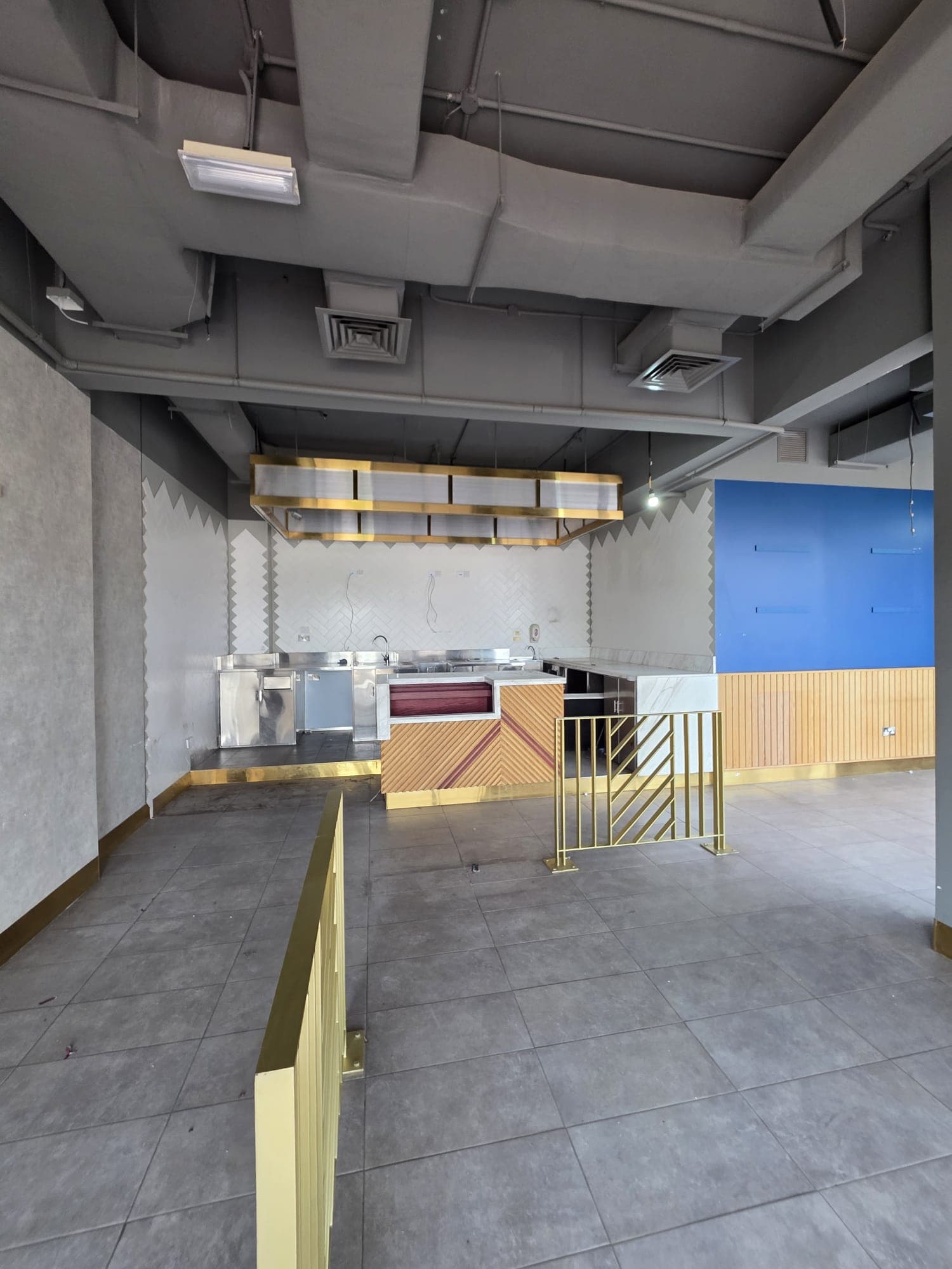 للايجار محل فى بنيد القار موقع مميز