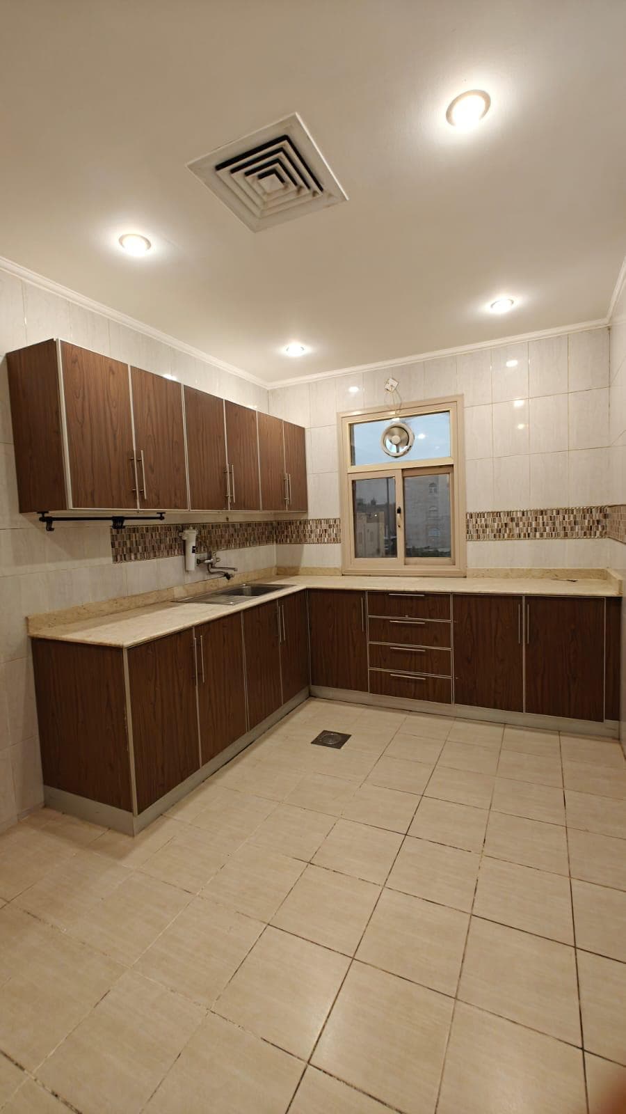 للإيجار دور كبير فى بيان على الشارع الرئيسي