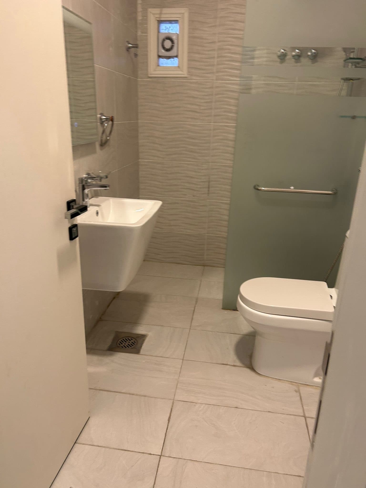 شقه للايجار في الدسمه الدور الثاني