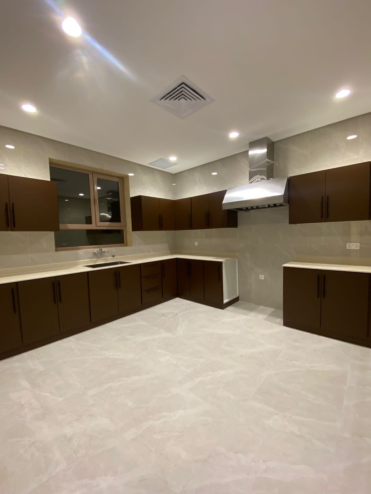 للإيجار دور أرضي بالزهراء مع حوش