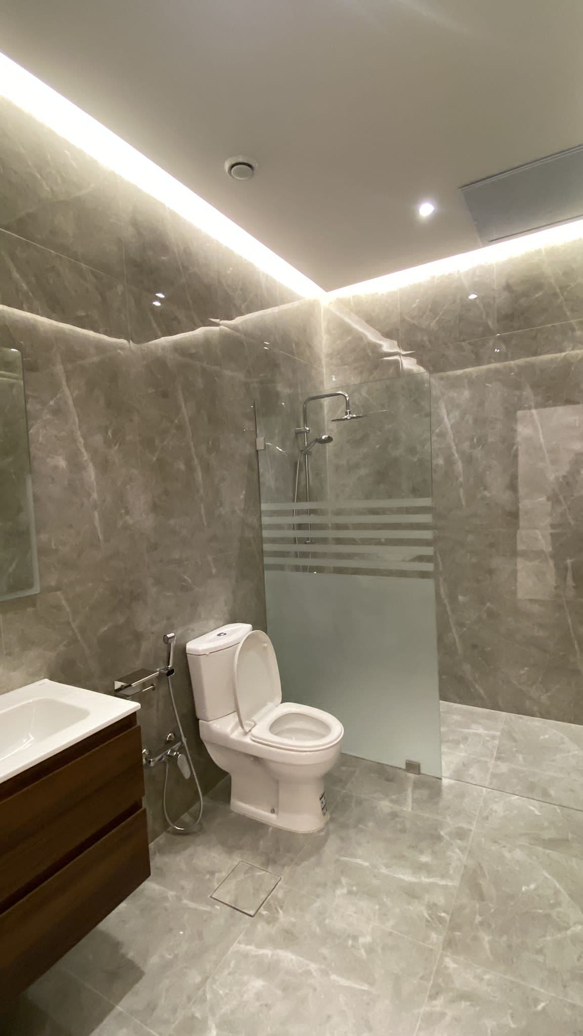 للايجار دور ثاني الزهراء أربع غرف