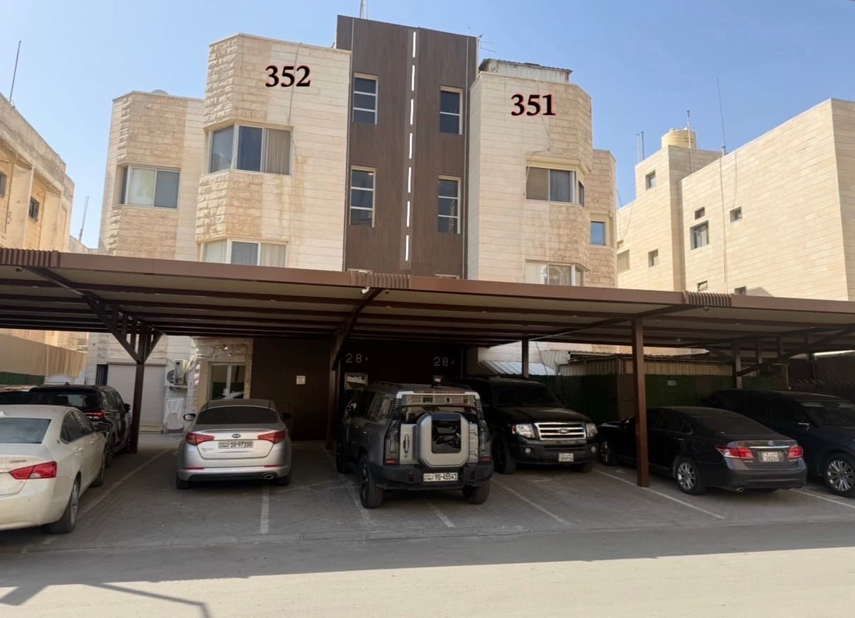 للبيع بيت في سلوي شارع واحد