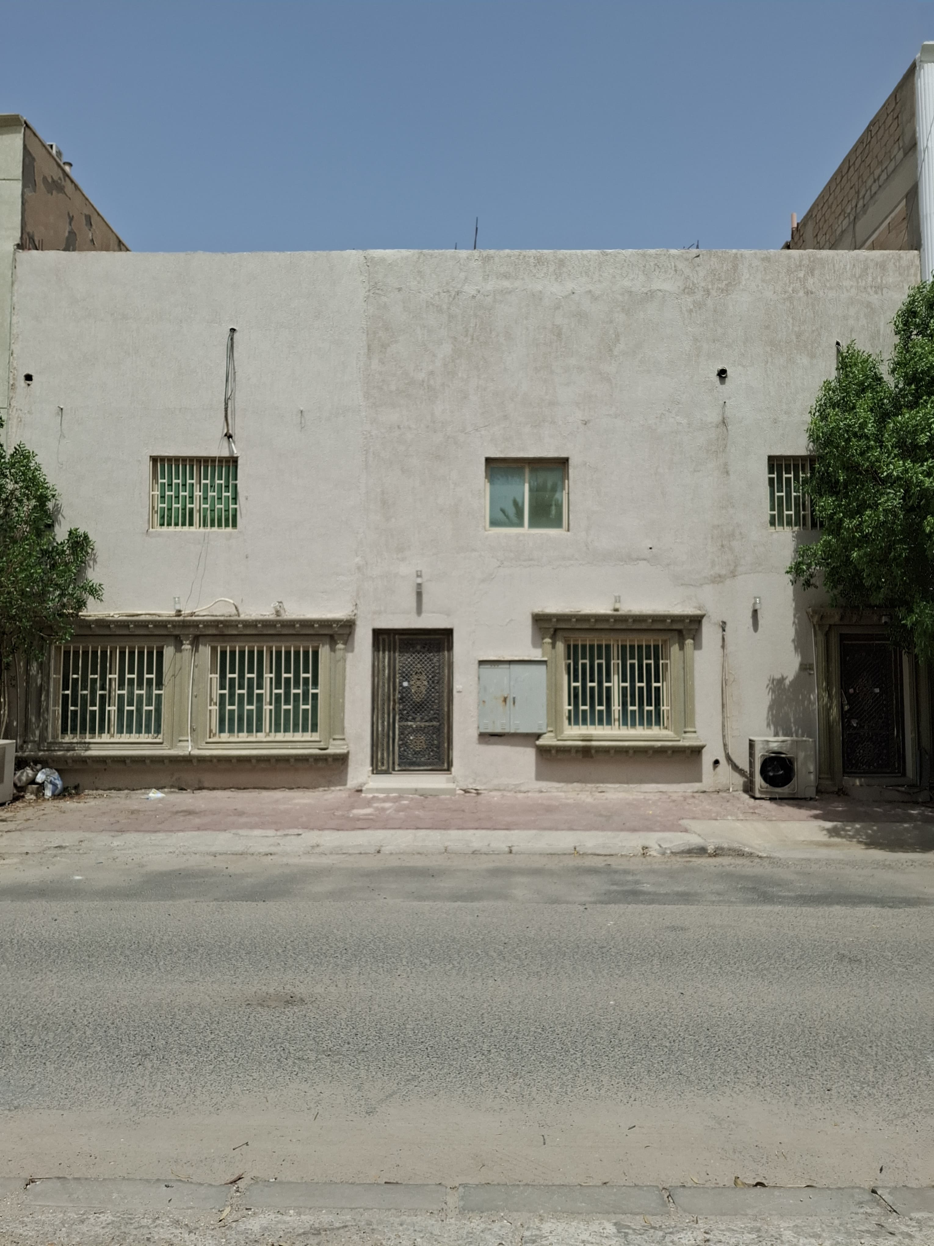 للبيع بيت فى الظهر سكن المالك