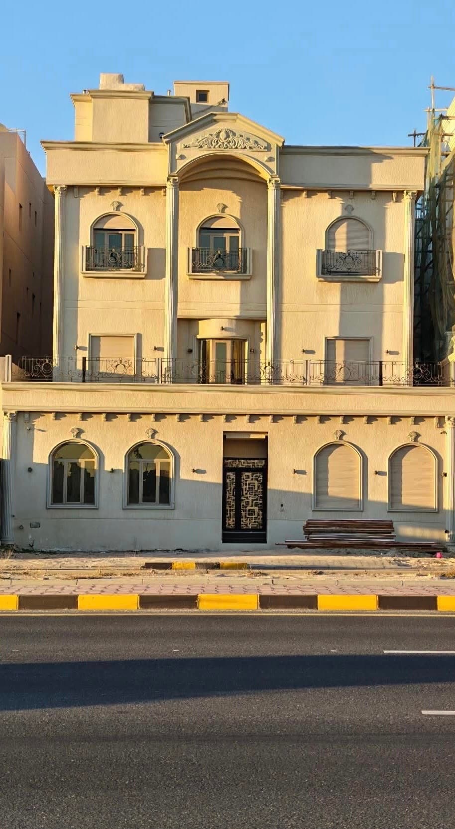للبيع بيت فى غرب عبدالله المبارك قطعة 6