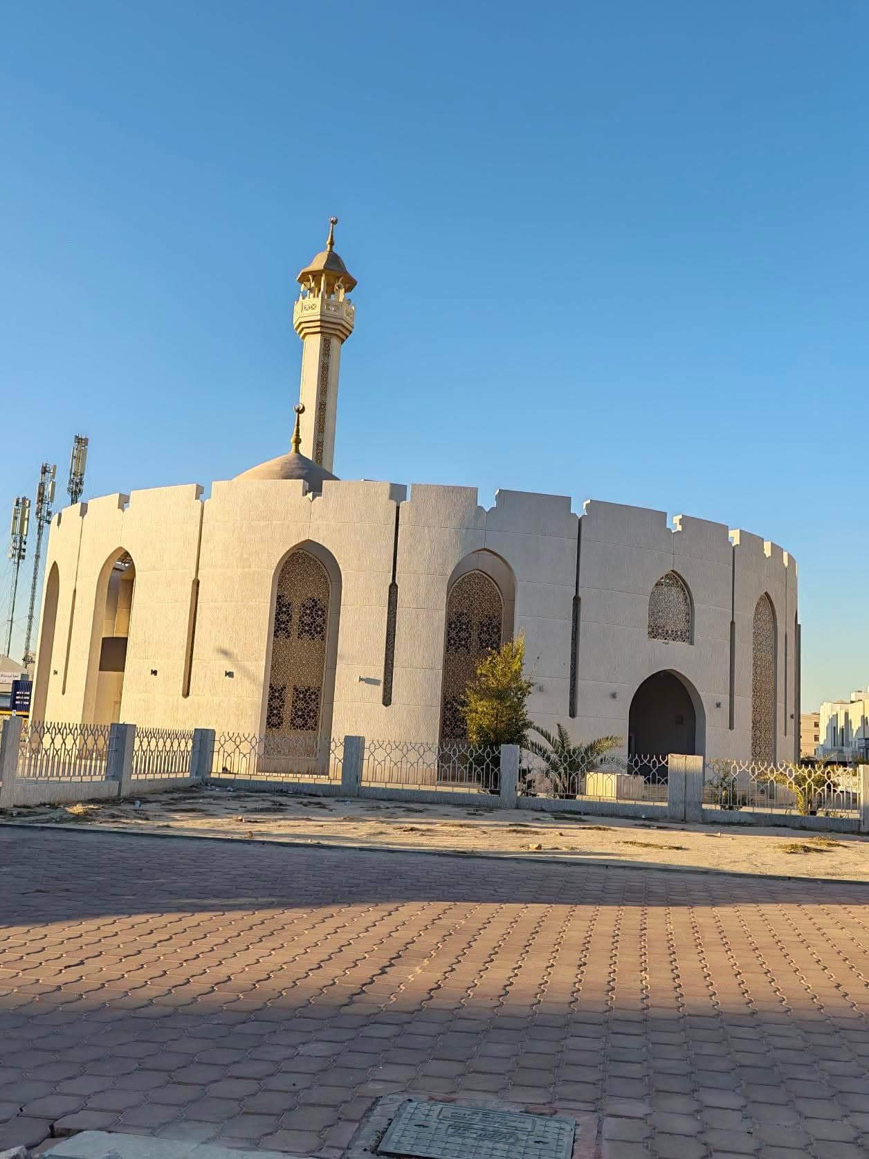 للبيع بيت فى غرب عبدالله المبارك قطعة 6