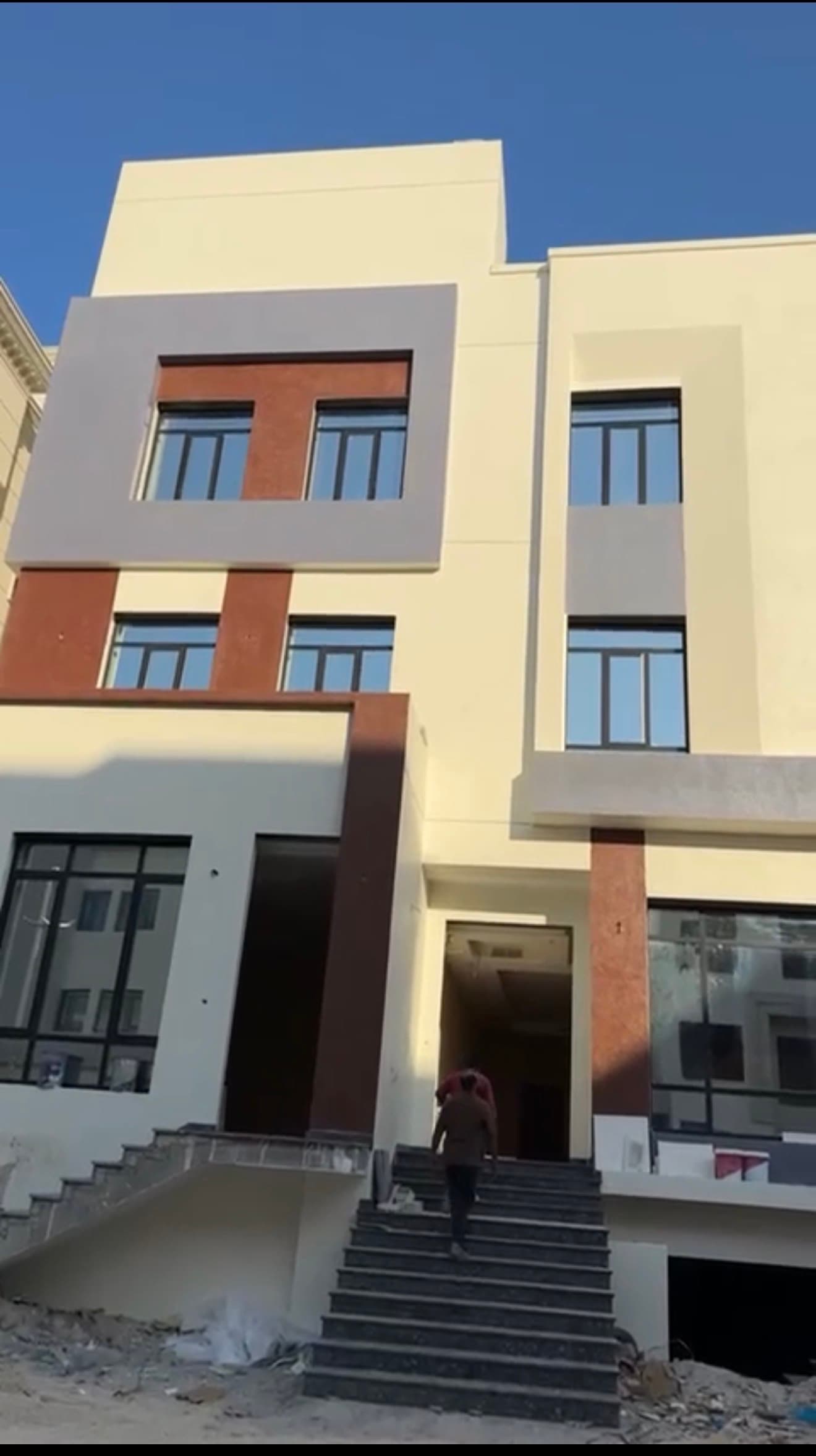 للبيع بيت بالمطلاع من ثلاث أدوار ونصف