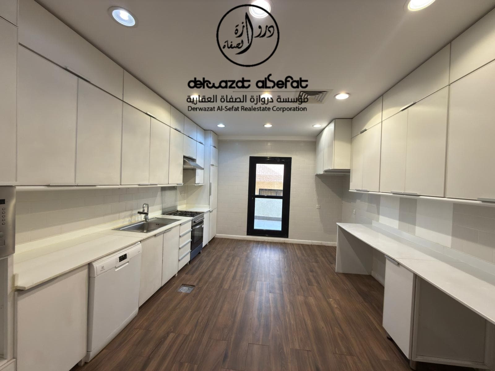 للايجار دور أول فى الجابريه قطعه 5