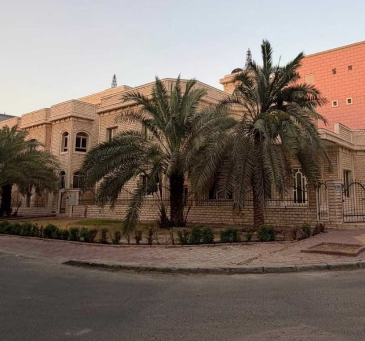 بيت للبيع فى الزهراء زاوية