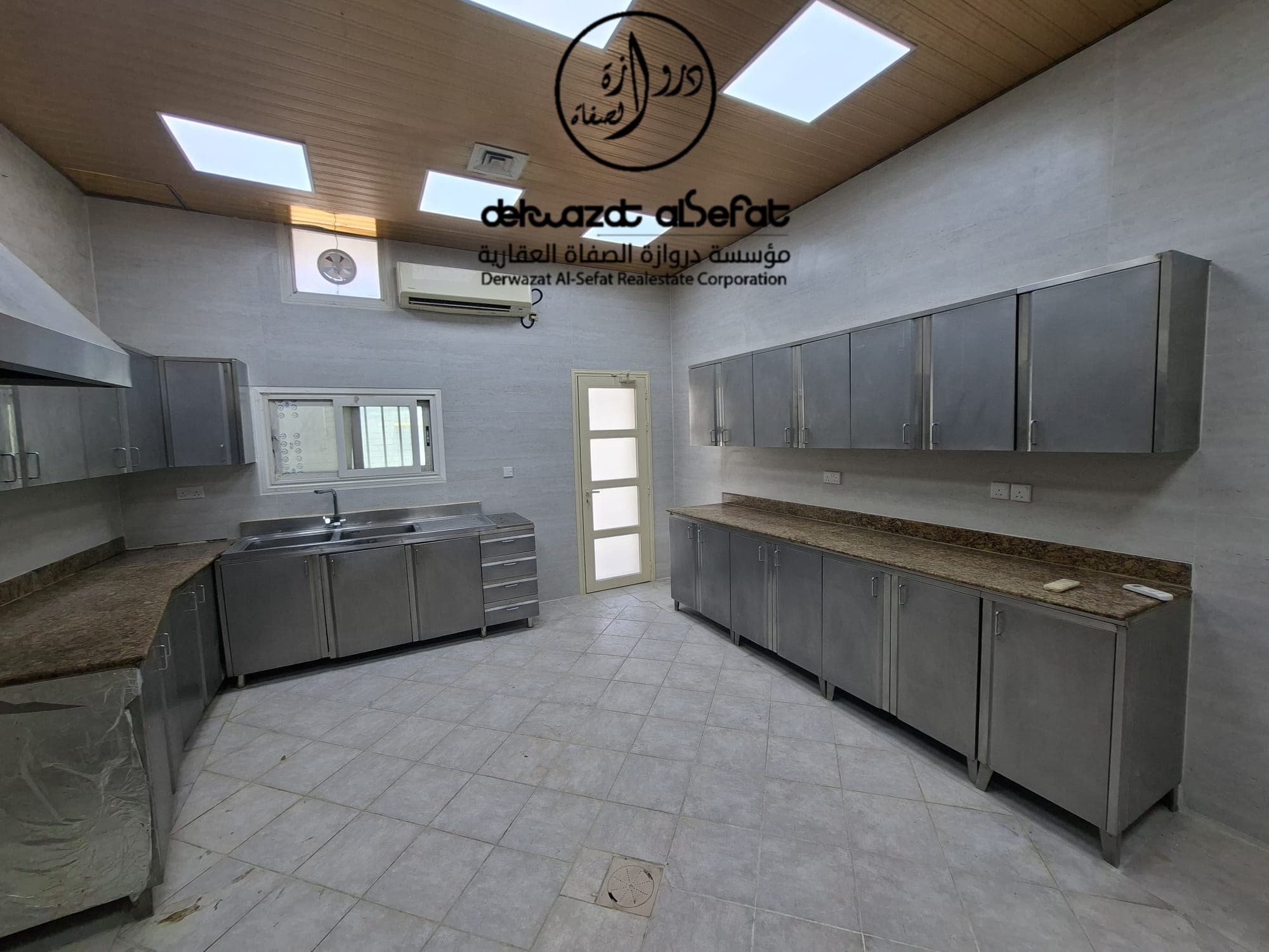للإيجار دور أرضي فى الدعيه قطعه 4