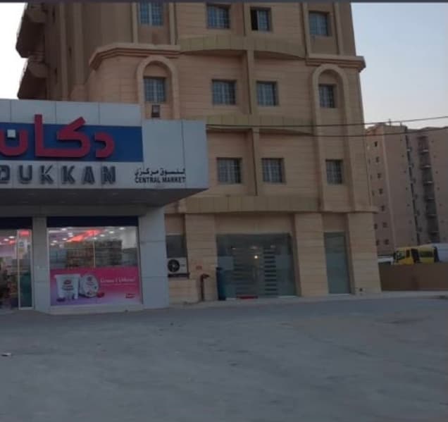 محل للإيجار فى المنقف مقابل ساحه كبيرة